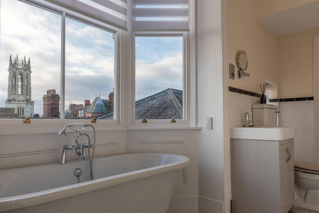 Luxury Apartment Rowntree House Across From The Shambles Йорк Екстериор снимка