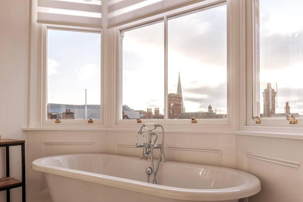 Luxury Apartment Rowntree House Across From The Shambles Йорк Екстериор снимка